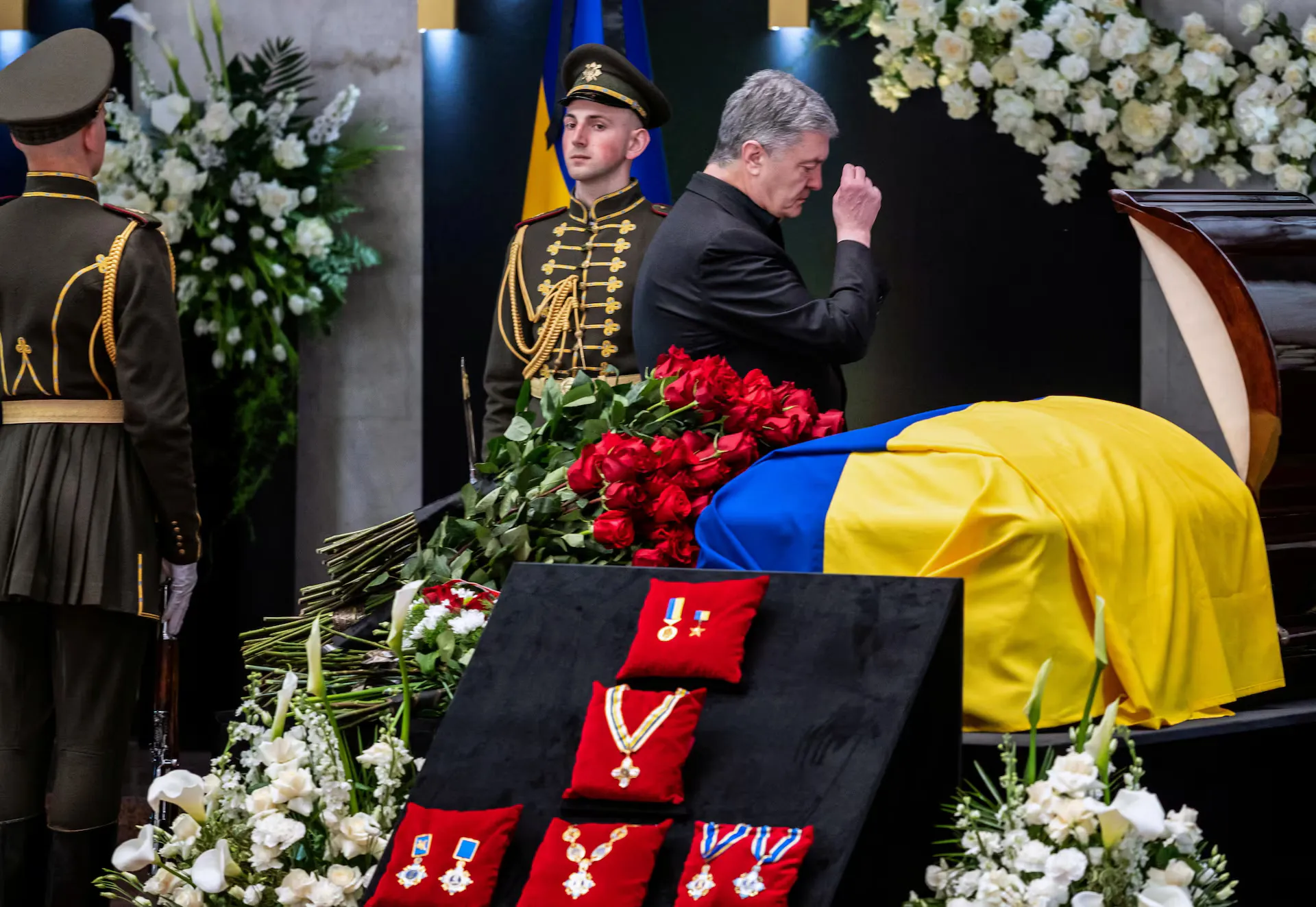 Колишній президент України Петро Порошенко на церемонії прощання з першим президентом України Леонідом Кравчуком, Київ, Україна, 17 травня 2022 року.